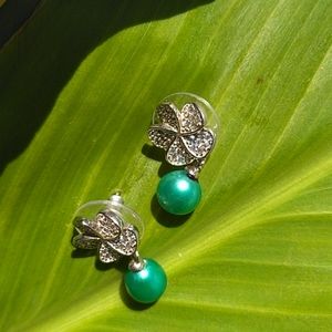 Beautiful emerald Color Pearl stud earrings